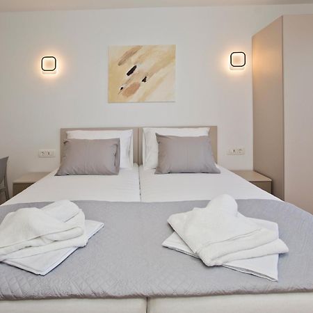 Luka'S Lodge Guesthouse & Hostel Хвар Екстериор снимка