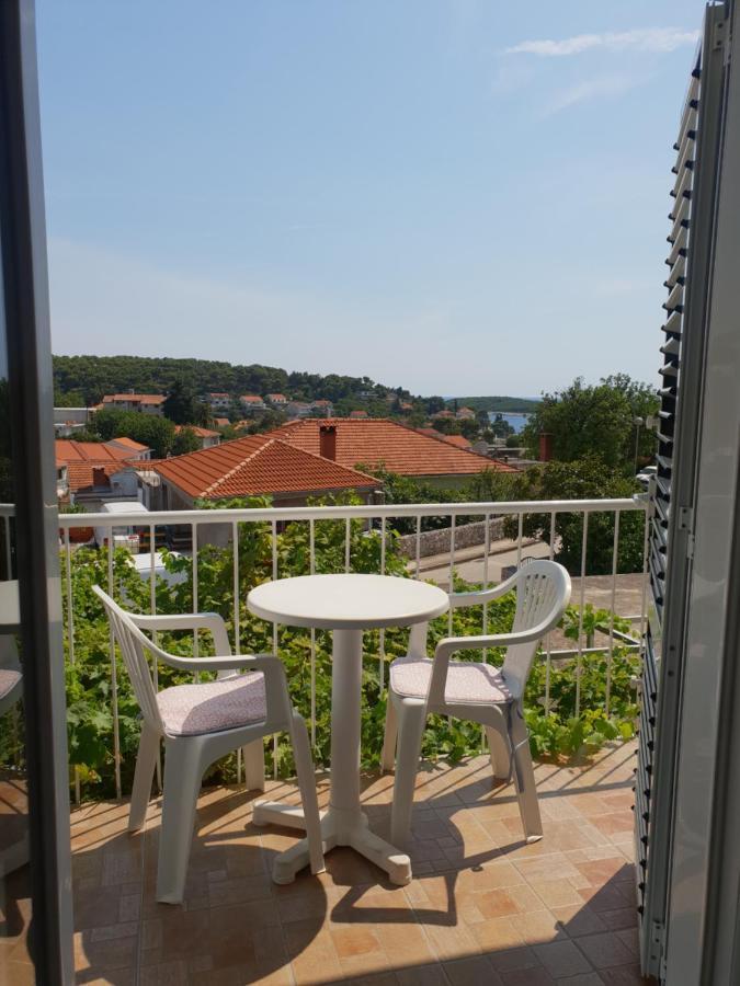 Luka'S Lodge Guesthouse & Hostel Хвар Екстериор снимка