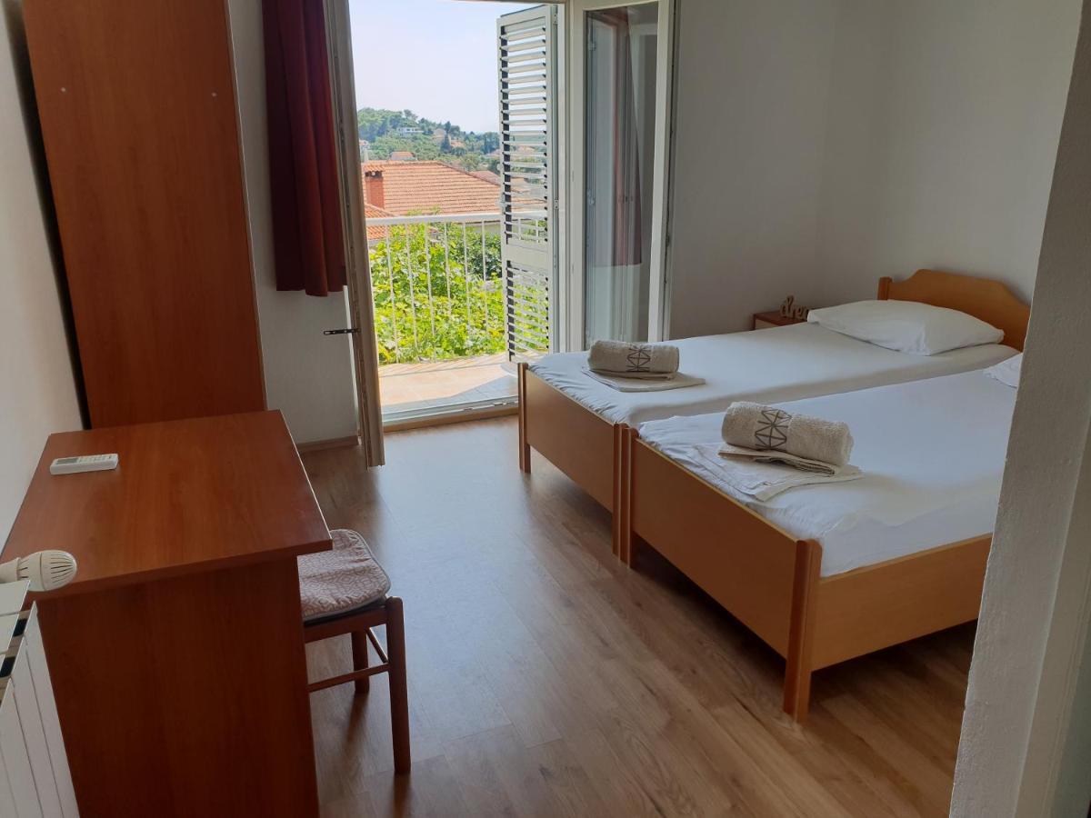 Luka'S Lodge Guesthouse & Hostel Хвар Екстериор снимка