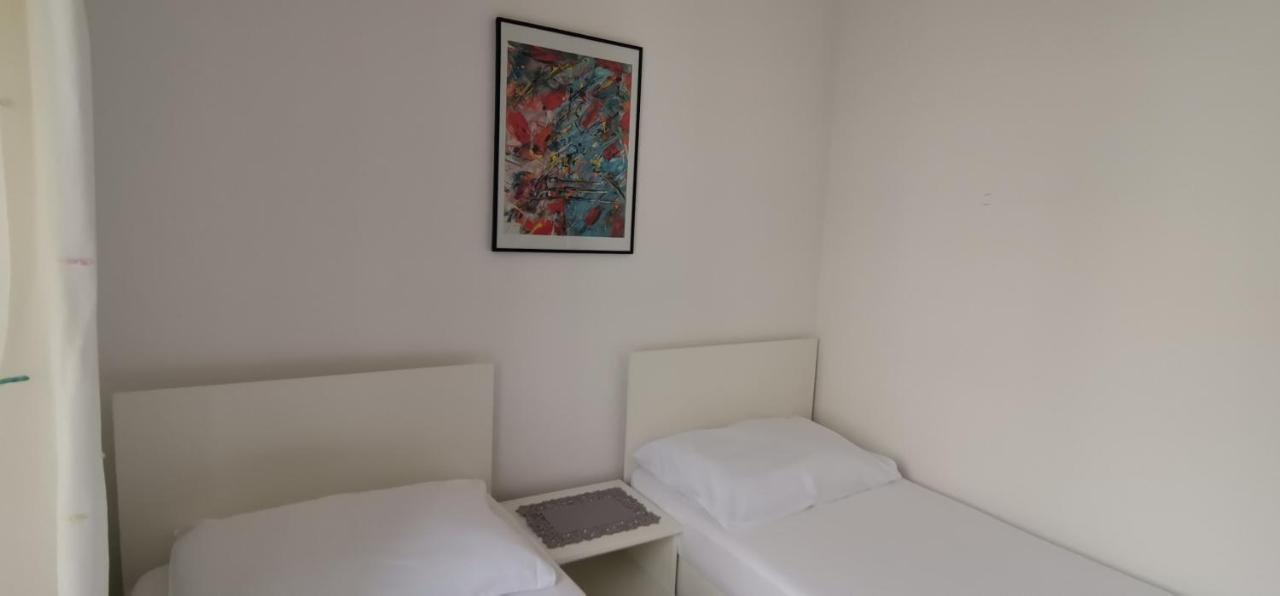 Luka'S Lodge Guesthouse & Hostel Хвар Екстериор снимка