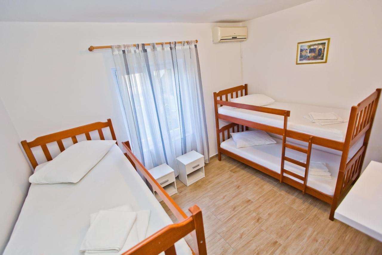 Luka'S Lodge Guesthouse & Hostel Хвар Екстериор снимка