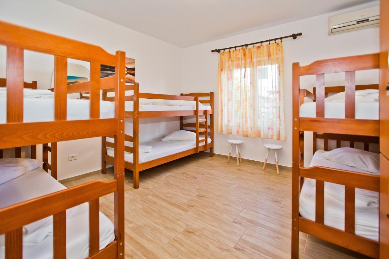 Luka'S Lodge Guesthouse & Hostel Хвар Екстериор снимка