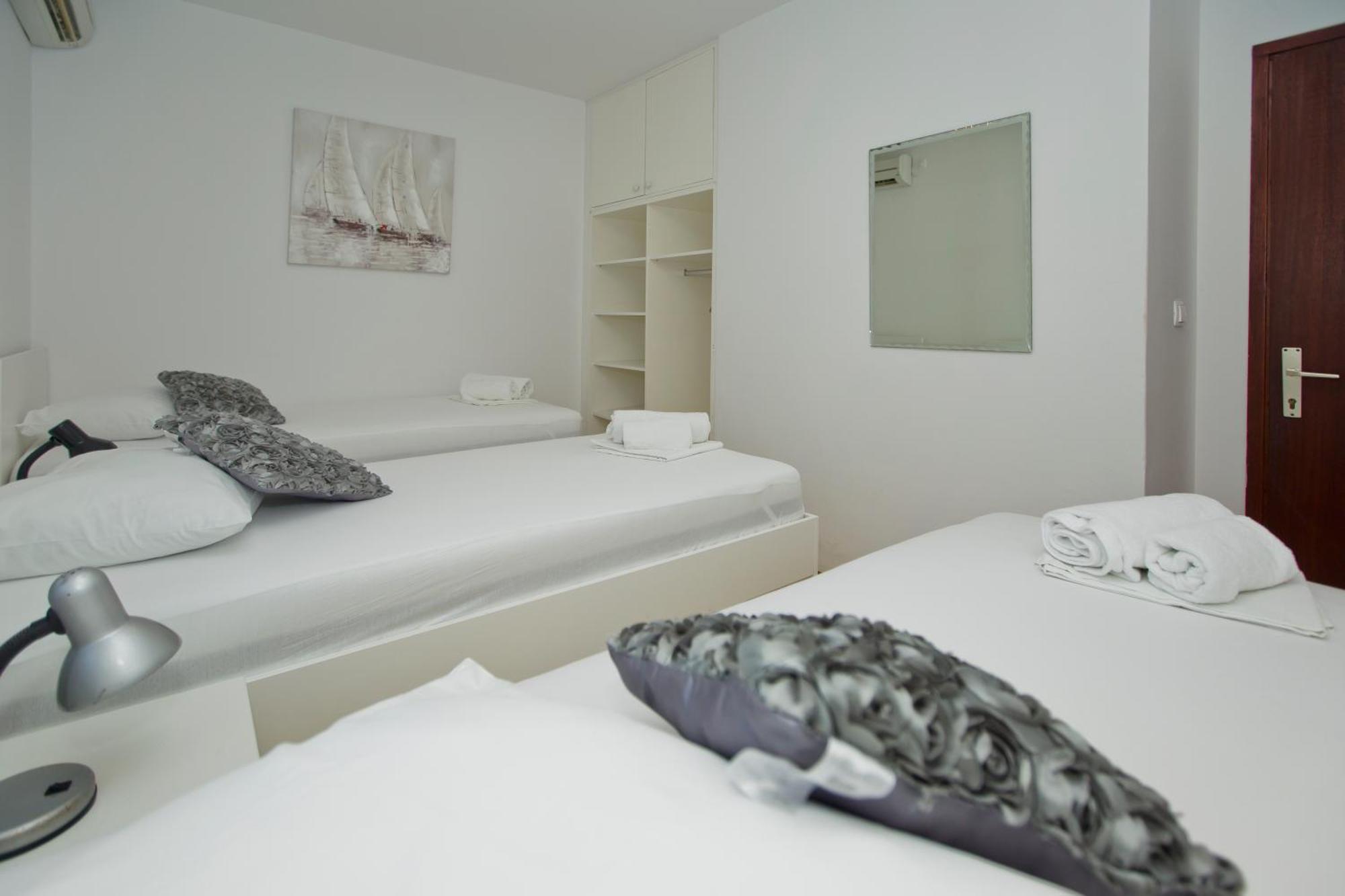 Luka'S Lodge Guesthouse & Hostel Хвар Екстериор снимка
