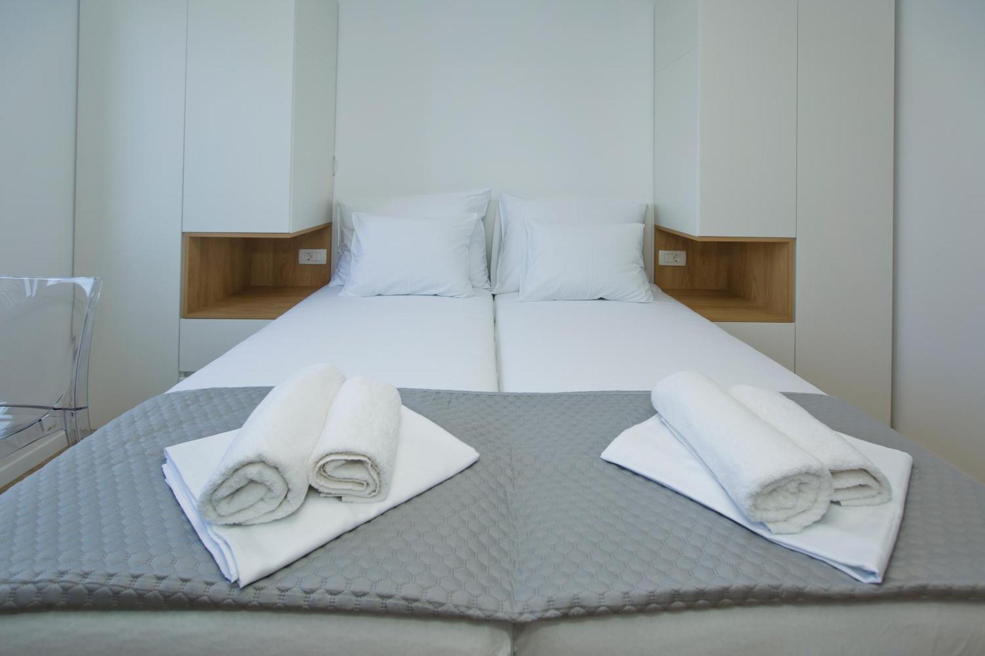 Luka'S Lodge Guesthouse & Hostel Хвар Екстериор снимка