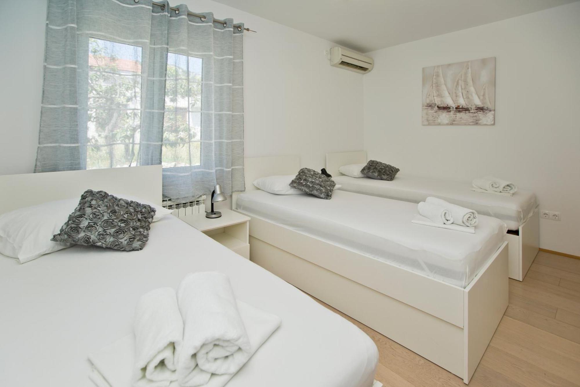 Luka'S Lodge Guesthouse & Hostel Хвар Екстериор снимка
