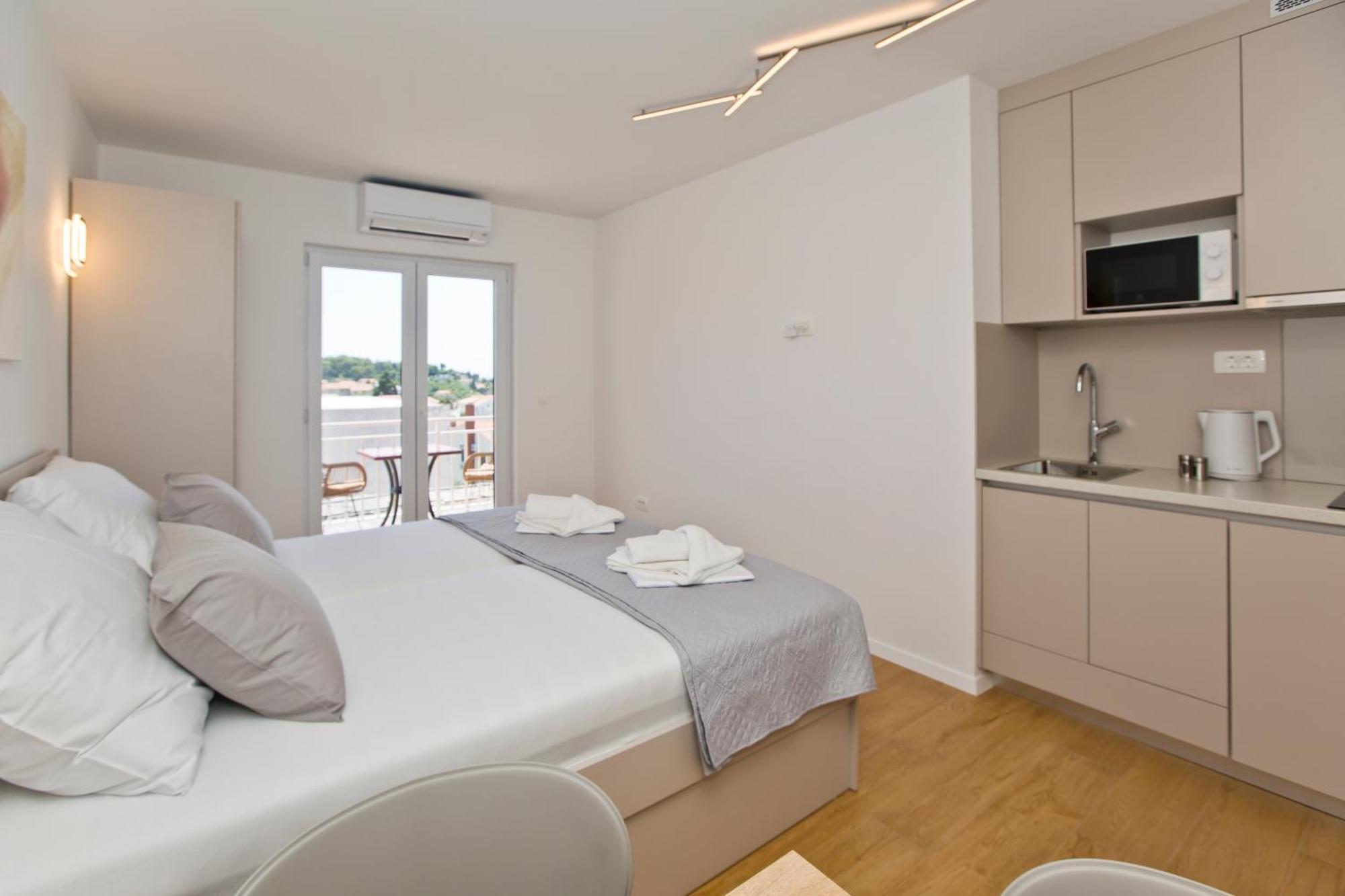 Luka'S Lodge Guesthouse & Hostel Хвар Екстериор снимка