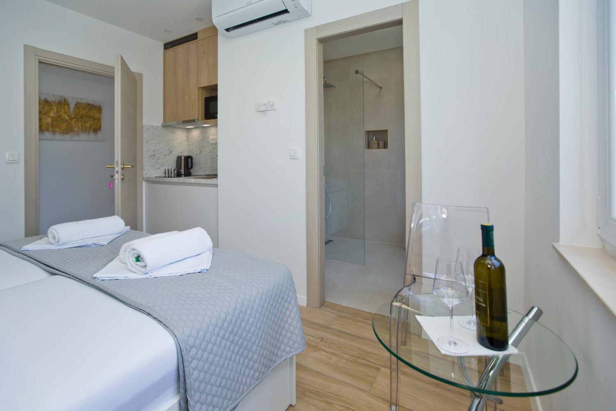 Luka'S Lodge Guesthouse & Hostel Хвар Екстериор снимка