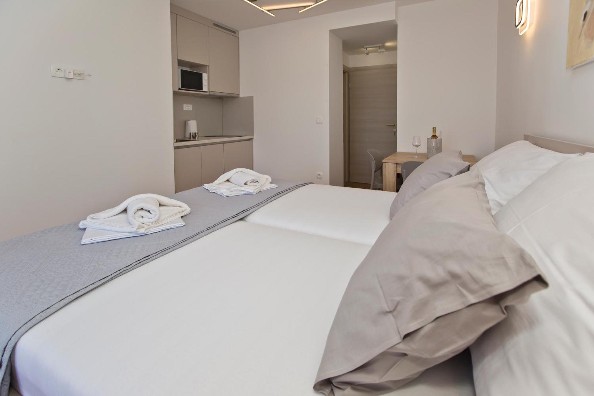 Luka'S Lodge Guesthouse & Hostel Хвар Екстериор снимка