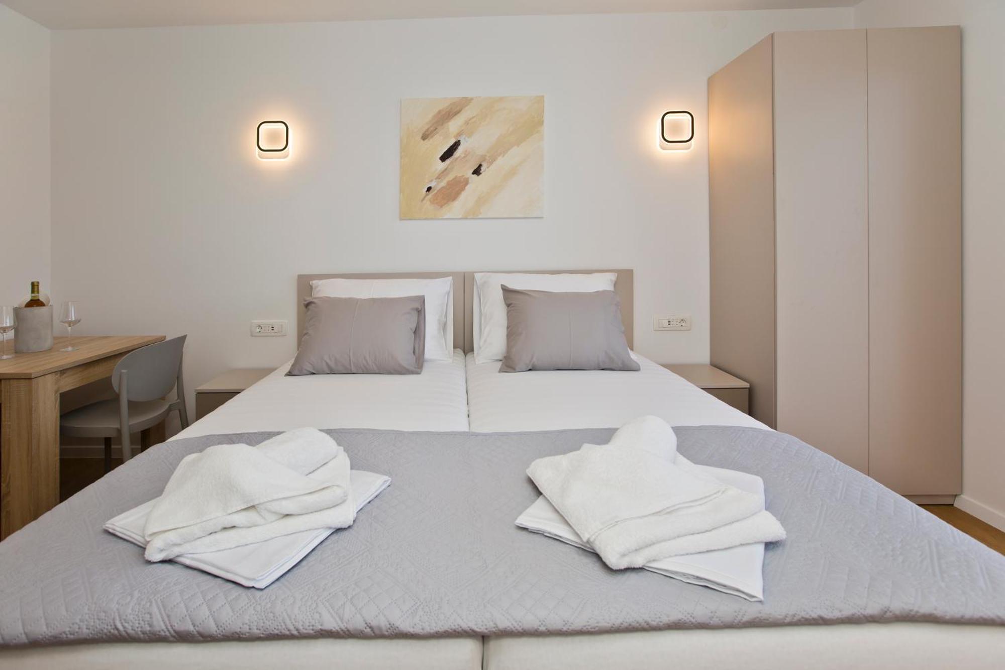 Luka'S Lodge Guesthouse & Hostel Хвар Екстериор снимка