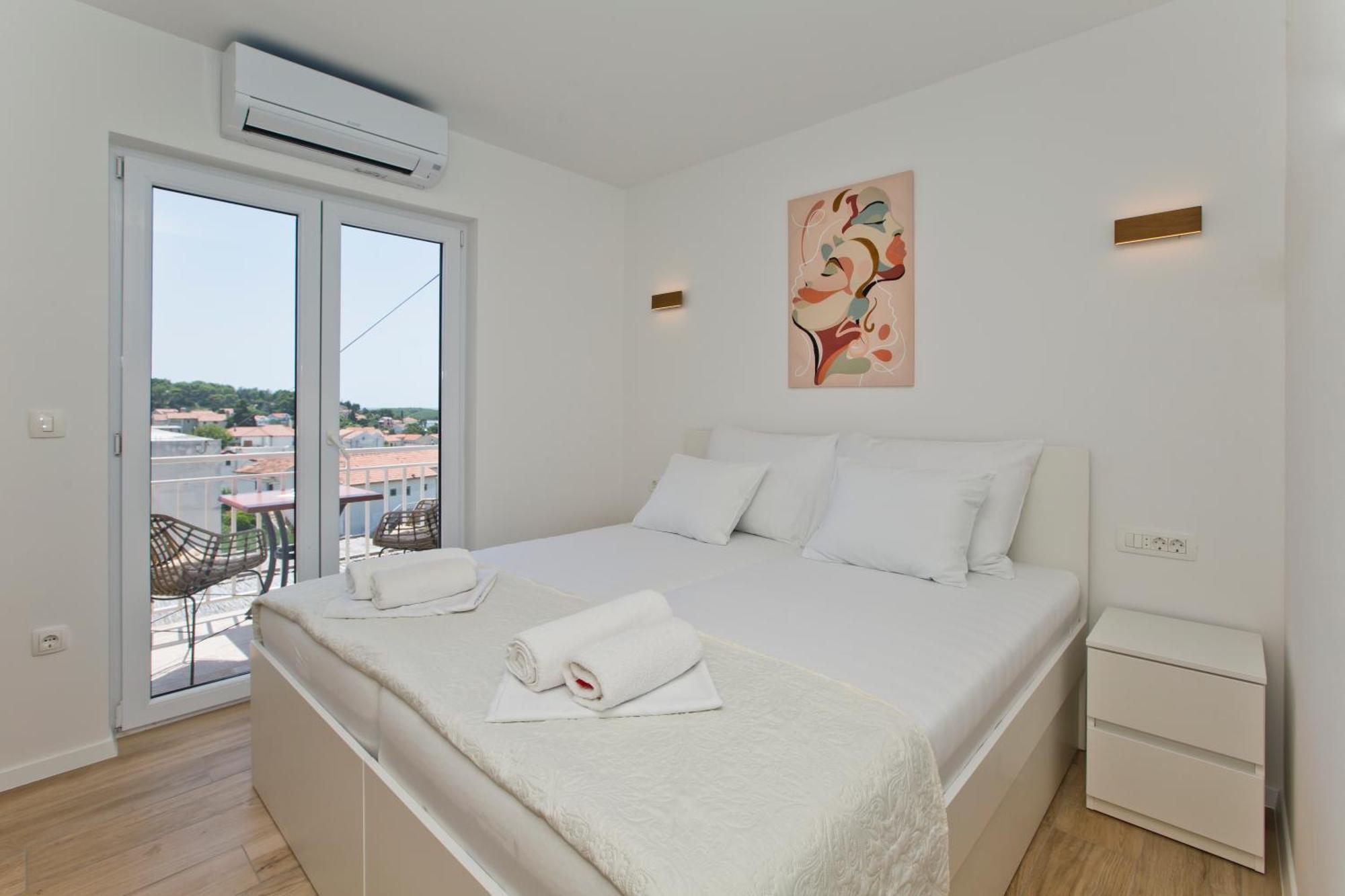Luka'S Lodge Guesthouse & Hostel Хвар Екстериор снимка