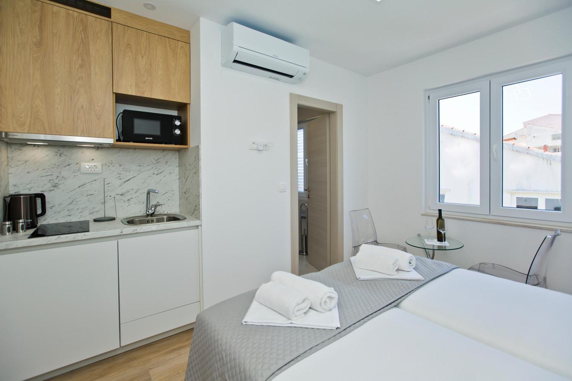 Luka'S Lodge Guesthouse & Hostel Хвар Екстериор снимка