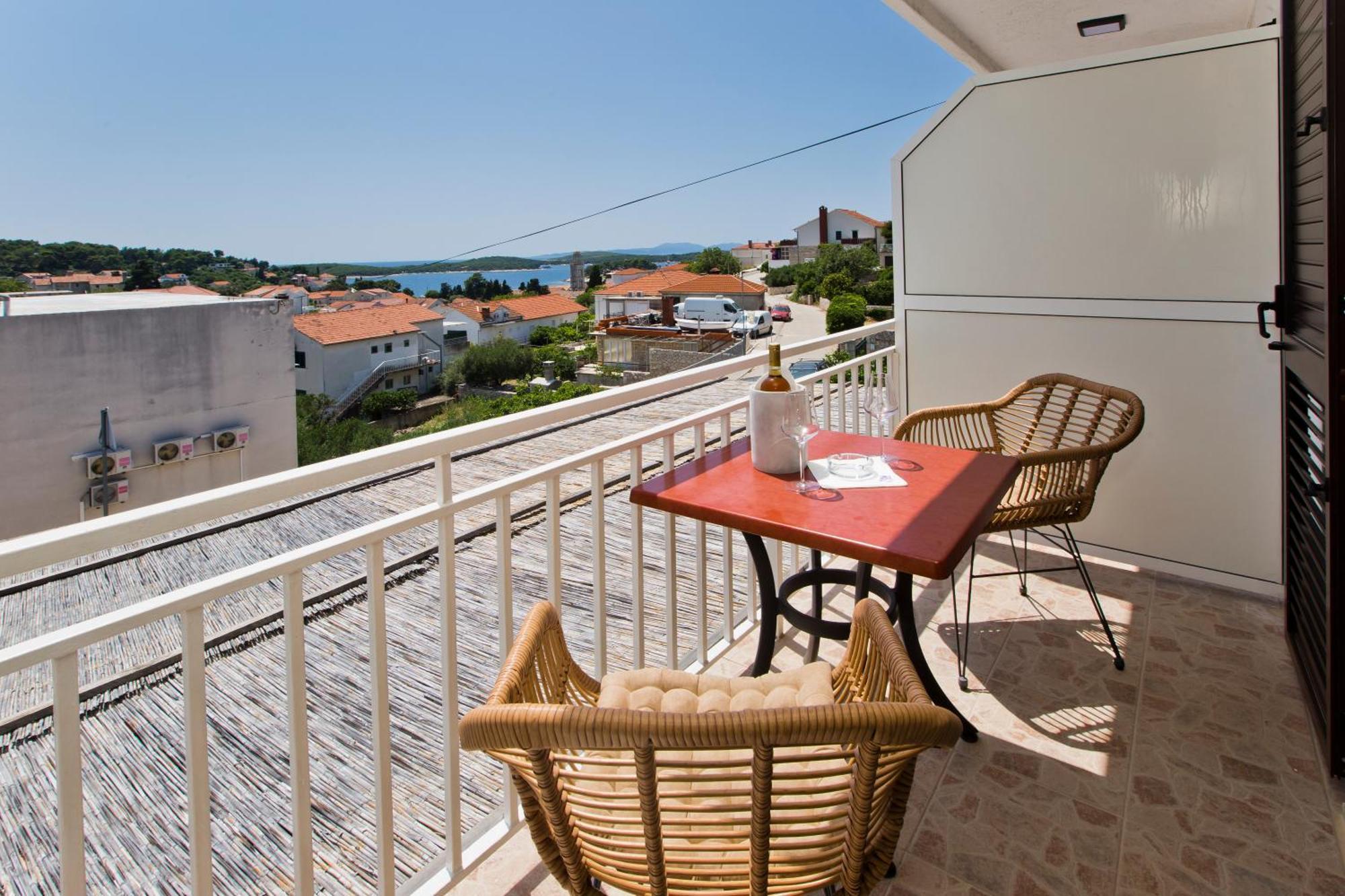 Luka'S Lodge Guesthouse & Hostel Хвар Екстериор снимка