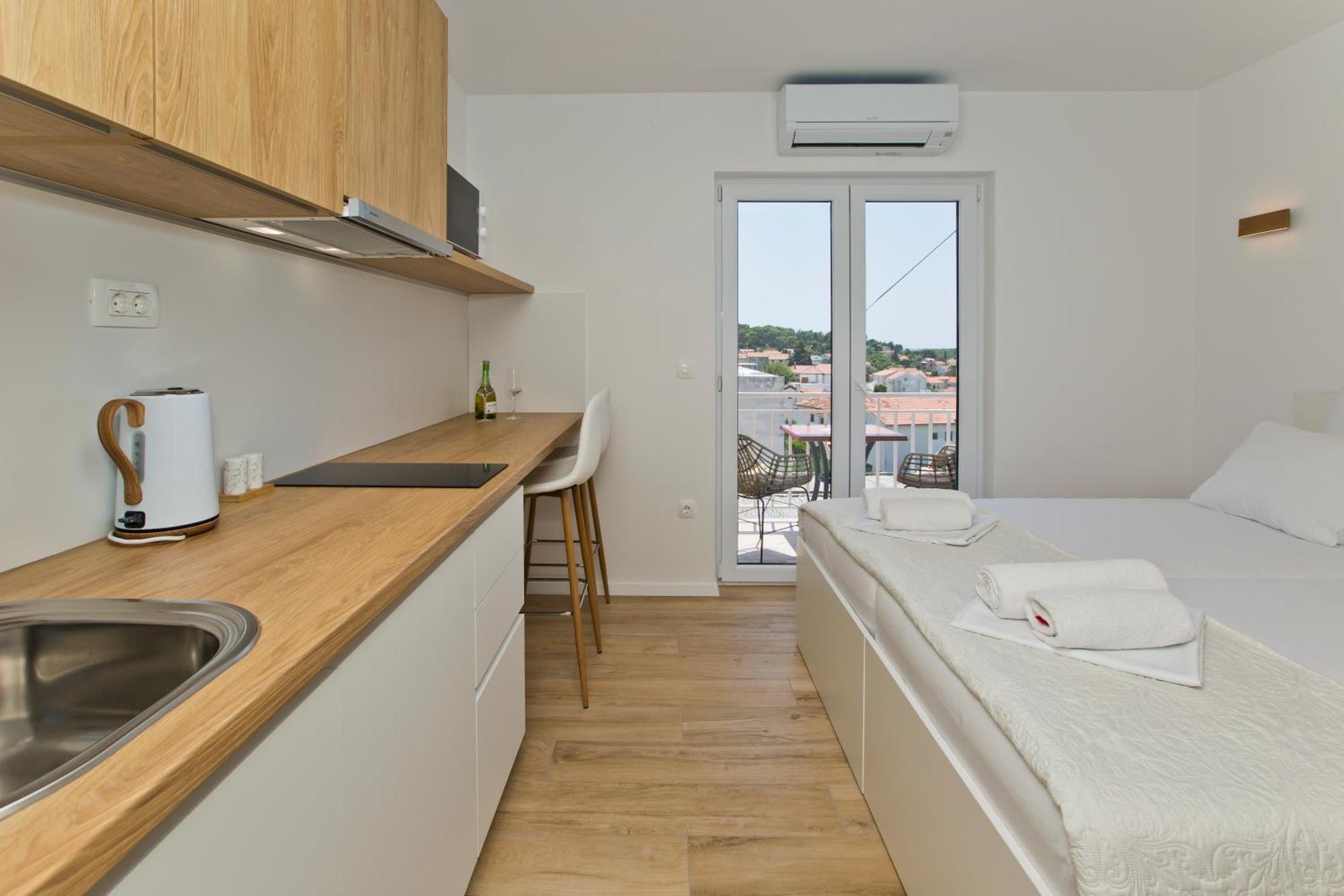Luka'S Lodge Guesthouse & Hostel Хвар Екстериор снимка