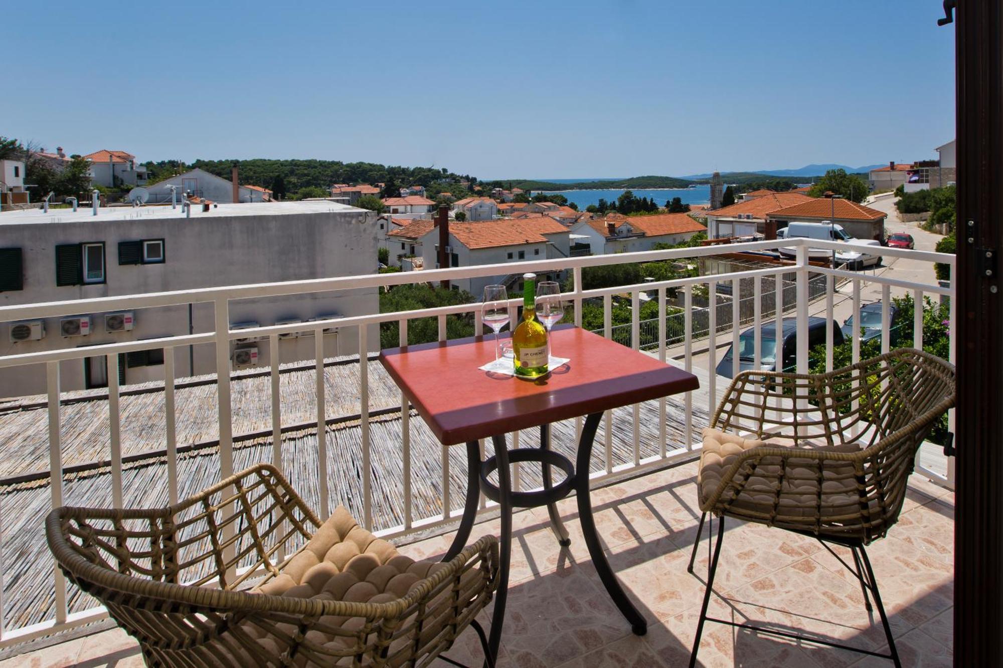 Luka'S Lodge Guesthouse & Hostel Хвар Екстериор снимка