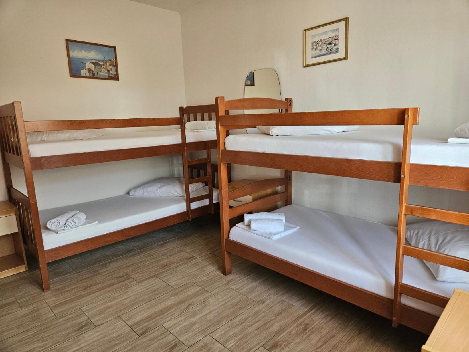 Luka'S Lodge Guesthouse & Hostel Хвар Екстериор снимка