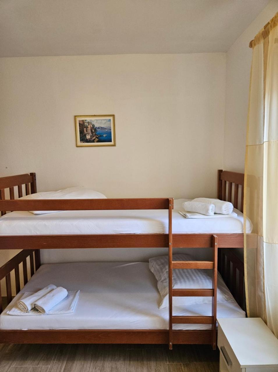 Luka'S Lodge Guesthouse & Hostel Хвар Екстериор снимка