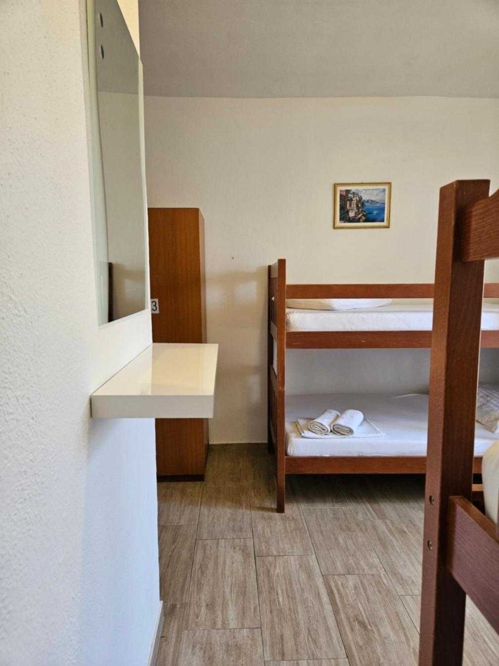 Luka'S Lodge Guesthouse & Hostel Хвар Екстериор снимка